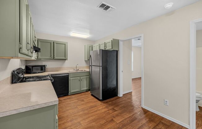 1013/1015 Advance St