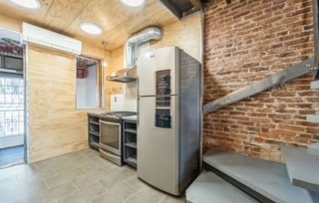 AMAZING 1 BEDROOM TOWNHOME IN HOLLINS MARKET