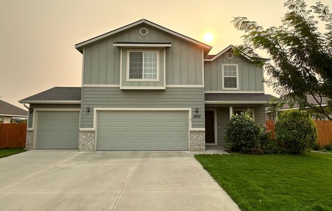 3bed, 2.5bath, 2,304sq.ft. 3-car garage home in Caldwell (Apple Creek Sub)