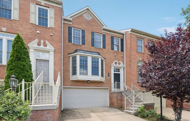 Beautiful 3-level colonial-style town home near Tysons Corner shopping & Silver Line metro stop!