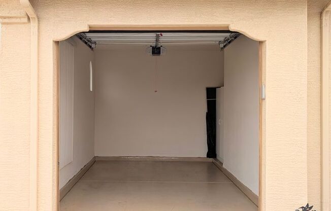 AVAILABLE NOW IN GREAT CHANDLER LOCATION!!!