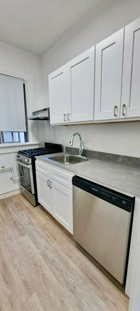 2 beds, 1 bath, $2,995, Unit 307