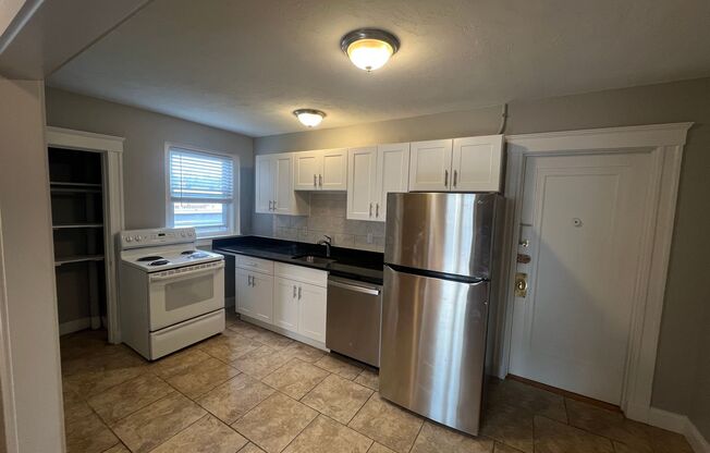 2 beds, 1 bath, 660 sqft, $1,999, Unit Apt # 08