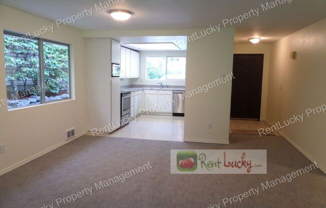 Super-Cute 2 Bedroom, 2 Bath Duplex in Unbeatable Location in Bellevue!!