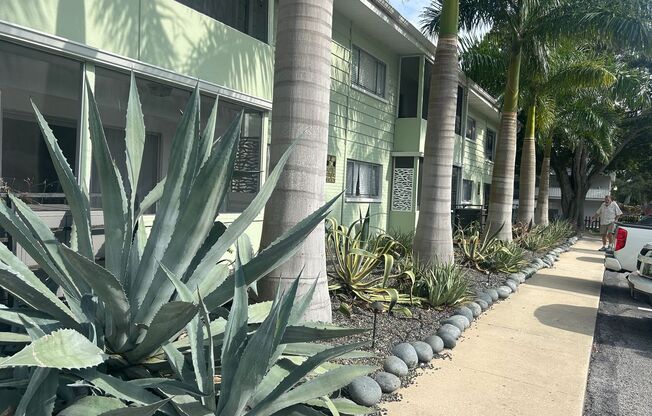 Updated Clearwater Condo – Steps from Golf, Minutes to the Beach!