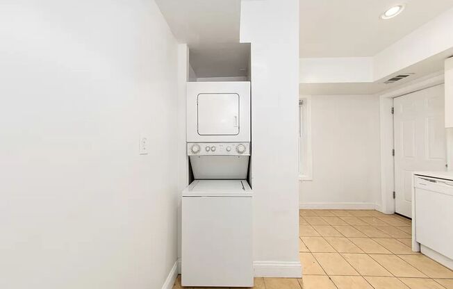 2 beds, 1 bath, $2,900, Unit UNIT LOWER 1