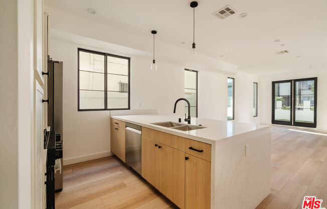 1954 1/2 S GARTH AVE