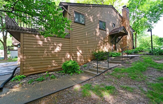 Spacious 2 BD / 1.75 BA Townhome In Maple Grove.