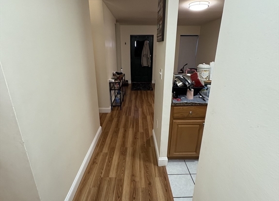 3 beds, 1 bath, $4,500, Unit 4