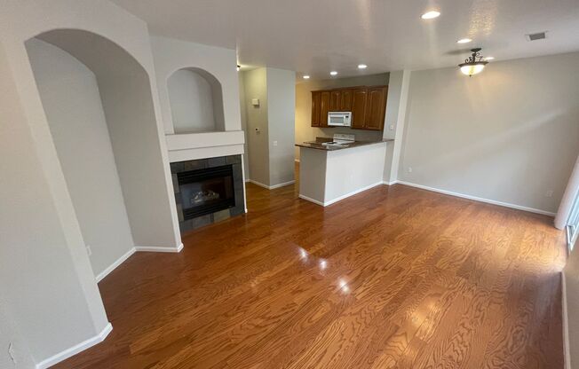 Beautiful Aurora Townhome In Willow Trace (Available Immediately)