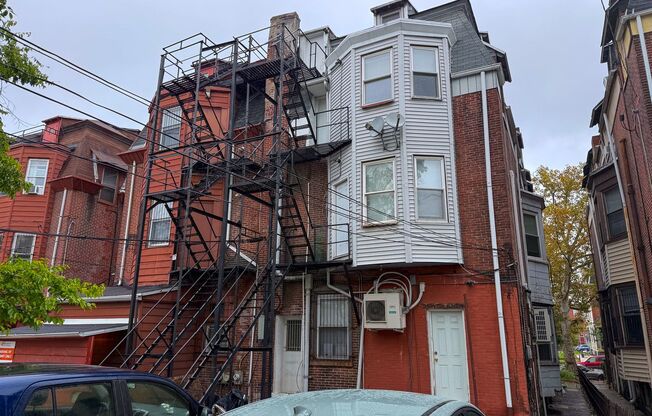 2 beds, 1 bath, 736 sqft, $1,350, Unit 6