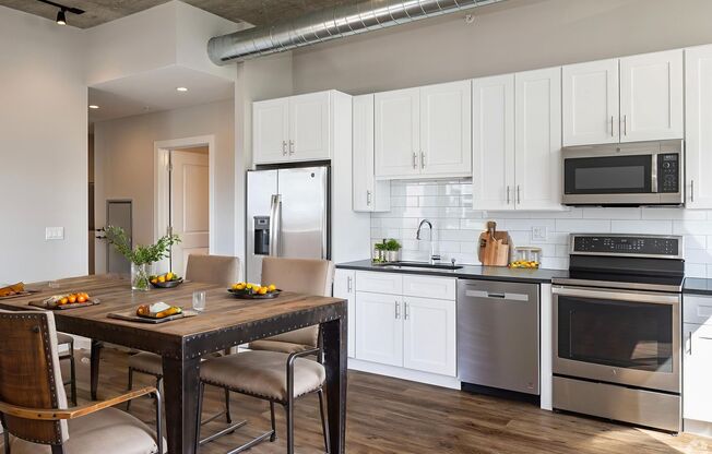 2 beds, 2 baths, 975 sqft, $3,900, Unit 3833-512