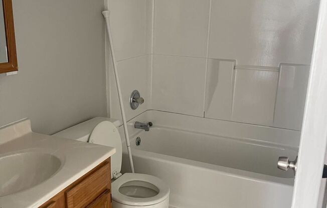 3 beds, 1.5 baths, 875 sqft, $1,295, Unit C11