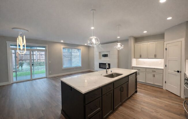 6 - 12 Mth Lease Available - Prairie Commons Luxury Townhome for Lease - 11918 NE 108th St