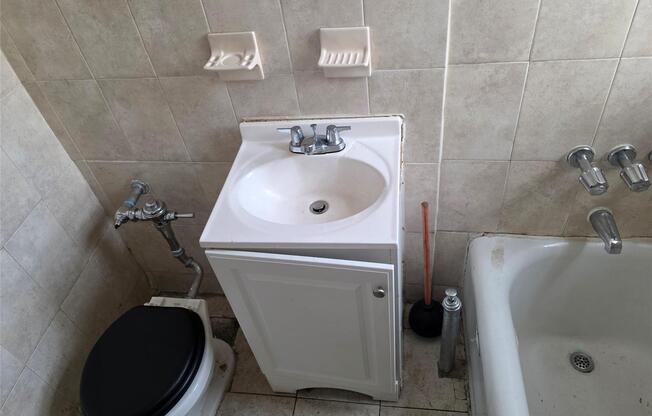 2 beds, 1 bath, 700 sqft, $3,104, Unit 4F