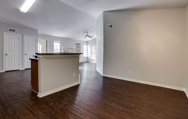 2 beds, 2 baths, $1,650, Unit Unit 213