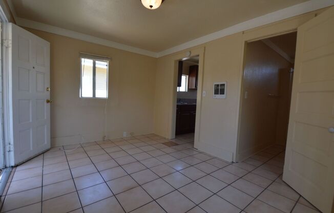 RARE STUDIO COTTAGE! Detached Cottage in Back of 4plex. Lots of Street Parking. Near Downtown & Freeways