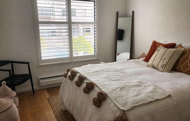 1BR/1BA Renovated Condo on Fillmore Street!  Parking! Storage! Laundry!  PROGRESSIVE