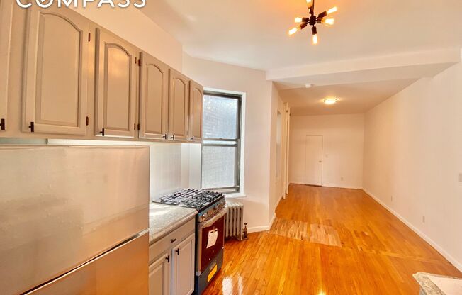 306 E 11 ST