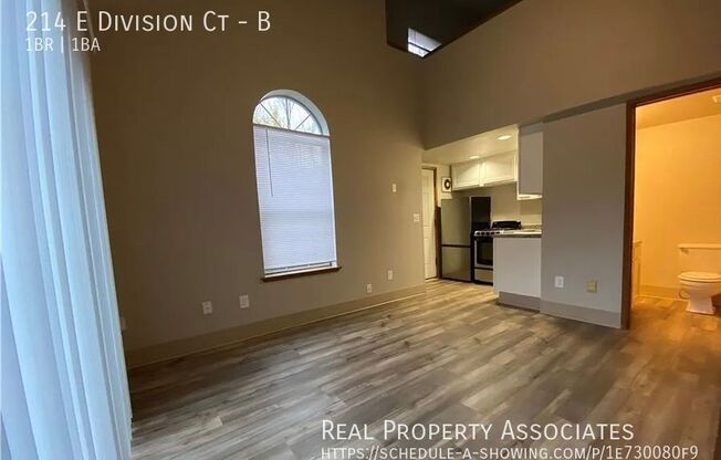 214 E DIVISION CT