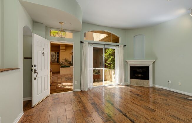 Beautiful 2BD 2.5BA unit in LA Maida Villas Community