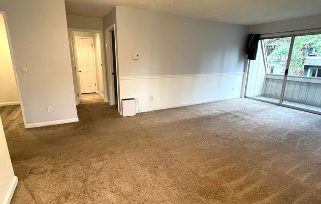 1 bed//1bath Secluded Corner-Unit Condo with Private Deck in Lynnwood