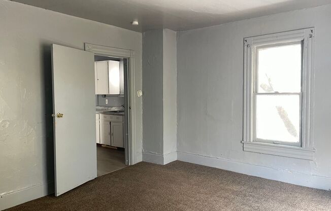 2 beds, 1 bath, 980 sqft, $850, Unit Up