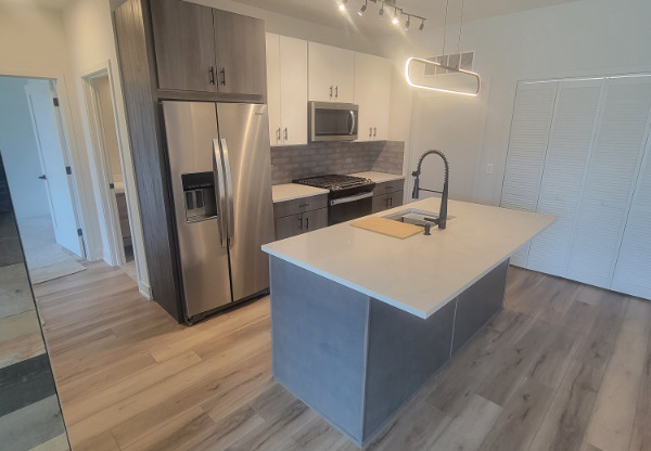 302 W LIBERTY DR