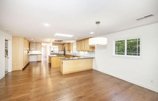 Beautifully Remodeled 4 Bed, 3 Bath Home w/ AC by Downtown Mountain View