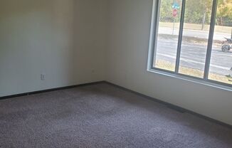 2 beds, 1 bath, 850 sqft, $800, Unit 2