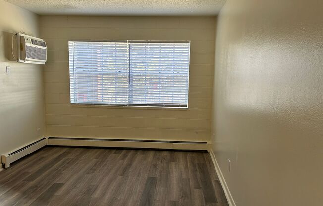 3 beds, 1 bath, $1,800, Unit 203