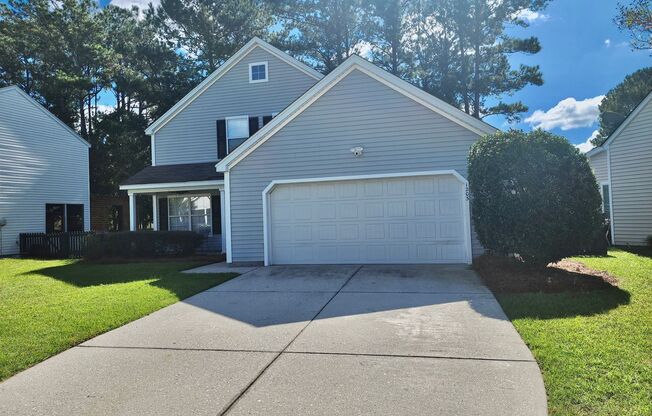 Well maintained 4 bedroom with pond view in The Peninsula - Charleston