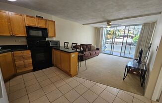 Window AC. Waikiki. Near Beaches.