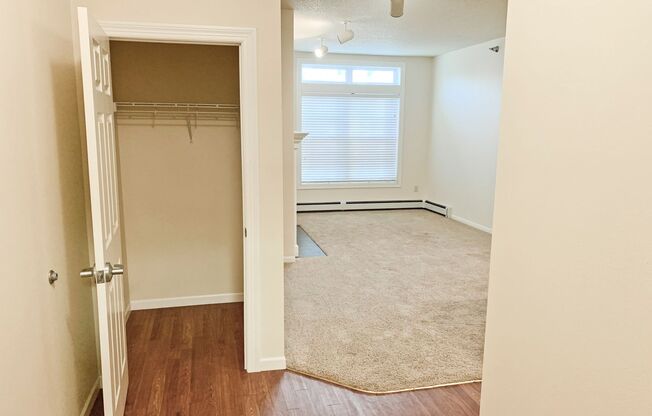 2 beds, 1 bath, 974 sqft, $1,175, Unit 705-123