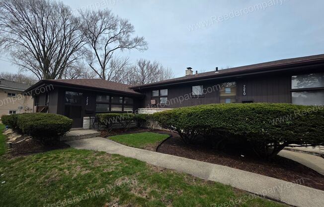 Spacious and updated 2 bedroom 1 bathroom Duplex