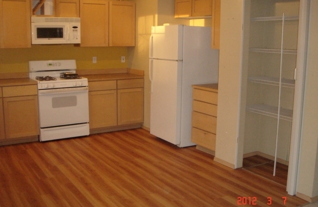 Woodinville Greenbrier. 4 bed 2.5 bath. 2 car garage. 1780 square feet