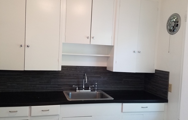 1 bed, 1 bath, 740 sqft, $1,575, Unit 35