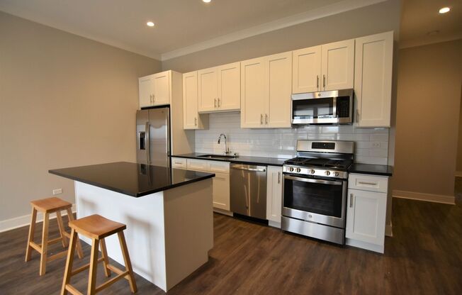 2 beds, 2 baths, 950 sqft, $3,550, Unit 927-201