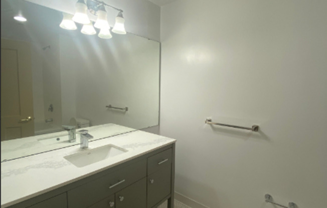 1 bed, 1 bath, 648 sqft, $1,095, Unit 1517 S. Theresa Ave. #310