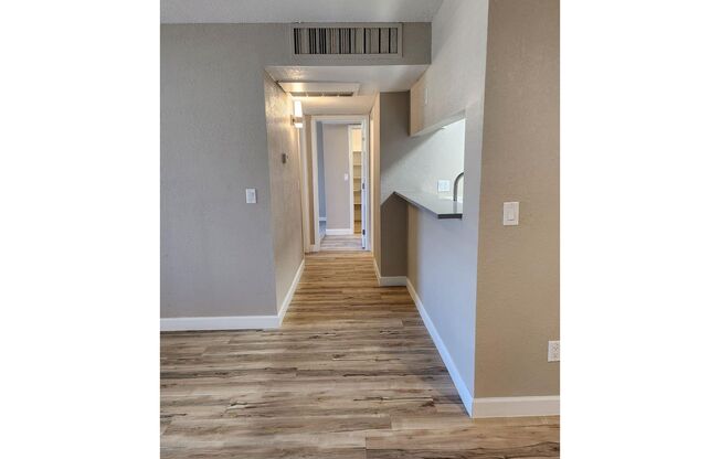 2 beds, 1.5 baths, 895 sqft, $1,475, Unit 204