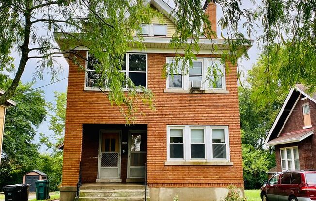 COVEDALE: Adorable little 2 bed on first floor of 2 family