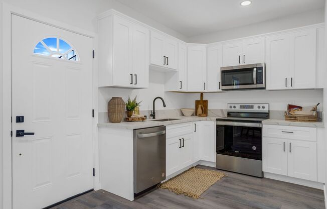 Beautiful Renovated 2 Bed/1 Bath Unit