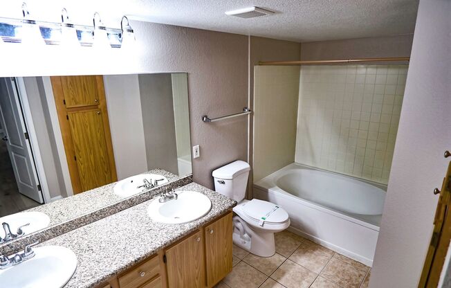 Great Upper Condo at Tuscan Villas, Hacienda and Decatur