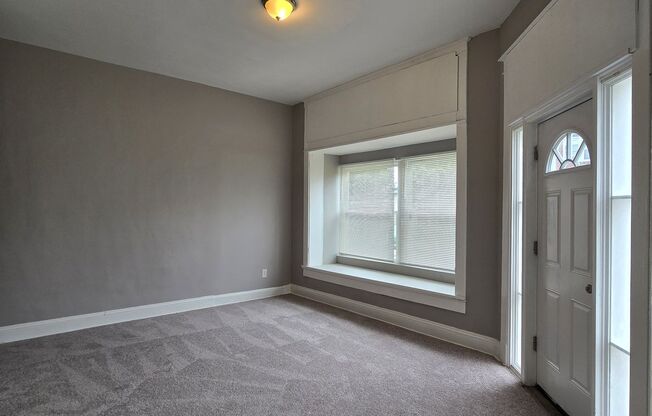 Huge 3-level 6 Bedroom - 2,500 sq/ft!