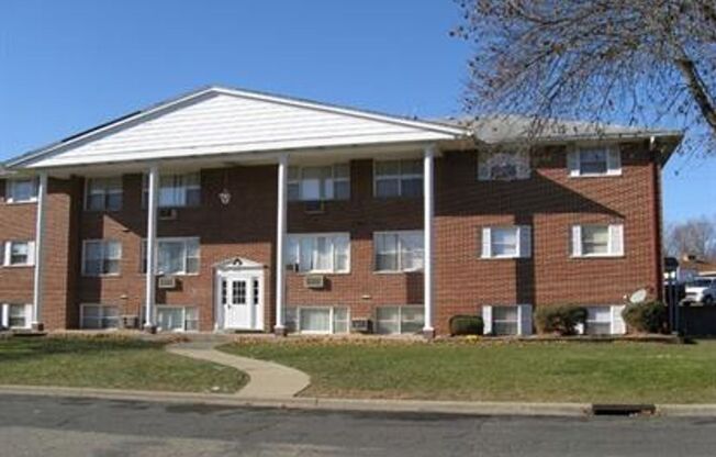 2 beds, 1 bath, $725, Unit #11