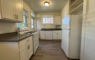 Wonderful Oakland 1BR with Spacious Layout!  Sunroom / Home Office! Call Today!