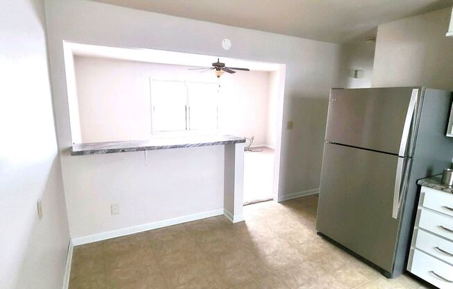 2 beds, 1 bath, $975, Unit 2