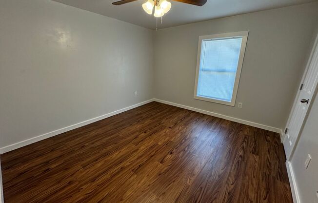 3 beds, 1 bath, $1,200, Unit Apt B