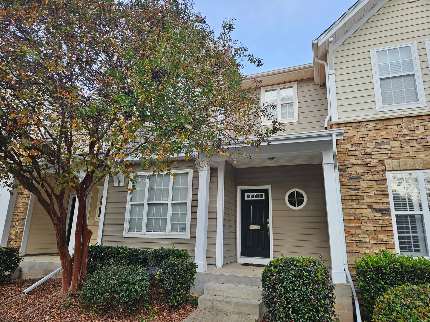 Awesome 3Br 2.5Ba Townhome w/ Bonus Room & 2 Car Garage!  Available Now!