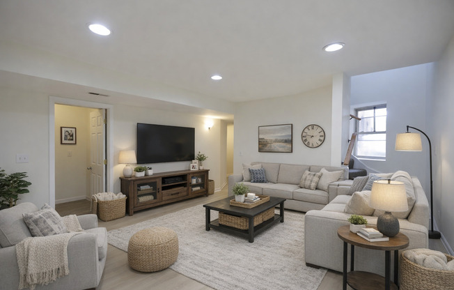 1223 E 52 ST